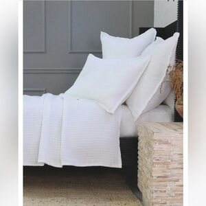 Chatham Matelassé white Blanket
Pom Pom at Home Hilde Leiaghat Queen size new